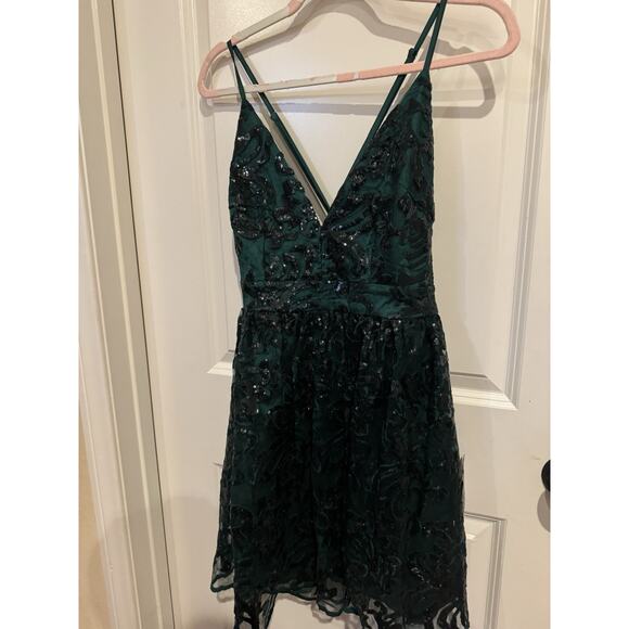 Lulu’s NWT emerald green sequence mini party dress - Picture 5 of 10